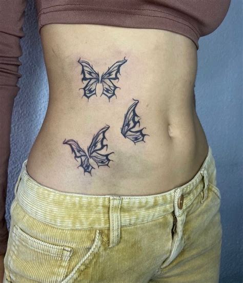 tatuajes en el vientre bajo para mujeres pequeños